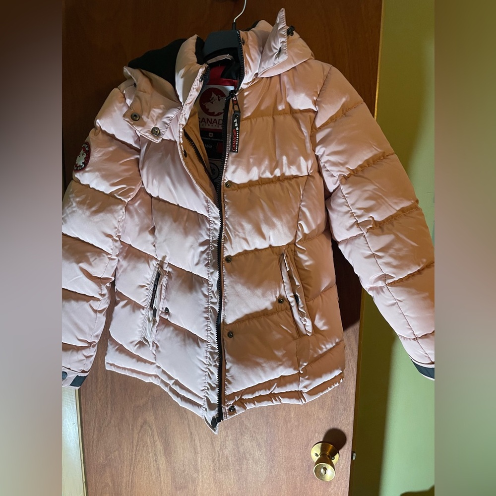 Canada Goose Light Pink Quilted Jacket. New without tags. Medium.